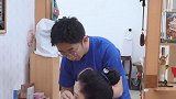 杨迪给妈妈化妆出谋划策，亮色眼影大红色口红，满脸的彩色亮片