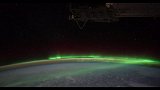 从国际空间站观看地球，太阳粒子与地球磁场作用后漂亮的激光