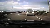吓死人啦！实拍高速上小狗掉下车