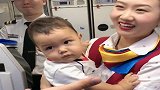 五个月的儿子，一看见空姐连爸爸都不要了，果然男人都是大猪蹄子