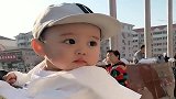 宝宝出来晒晒太阳，太可爱了，好想亲一口呀！