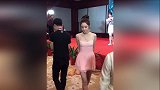 古力娜扎经历了什么穿吊带裙登台表演，下台变黑脸迅速穿上外套