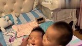 哥哥对弟弟真好，就算弟弟吐奶了，哥哥也要把弟弟抱在怀里！