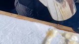 一道传统的加拿大美食！枫糖浆倒在雪地上，然后用棍子卷起来