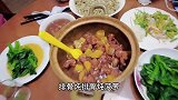 美国媳妇嫁中国：河南婆婆做了一道槐花菜，成了饭桌上的焦点！