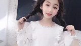 小女孩扎了两个辫子，真的好可爱呀