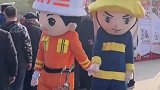 两个消防玩偶牵着手走路的搞笑操作！