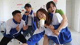 搞笑剧：学生用气球吸纸杯，不料老师却变身“绊脚石”，太逗了！