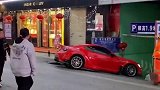 街头偶拍的一幕：跑车下地库，有点尴尬
