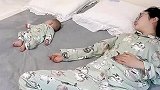 男子回家后发现，老婆和孩子同款睡姿
