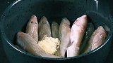 我家小海鱼从来不炖着吃，倒入一碗面糊，连鱼刺都能吃，太过瘾了