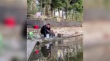 儿子用树枝钓上鱼直喊“爸爸”，爸爸一味摸头不说话，网友秒懂：孩子，别喊了