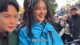 谢娜挺孕肚素颜外出，身材发福小鸟腿不再，走路颤巍妈妈贴身搀扶