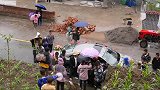 四川彝族帅哥迎亲，花了半小时把新娘背到家，放在牛棚里，好心酸