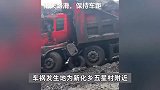 贵州一中巴被两货车夹击面目全非，知情人：车上有8人含学生，有人遇难