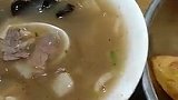 石家庄的胡辣汤店越来越多了，我最喜欢的是小油条