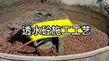 将石子水泥透水砼增强剂，投入搅拌机搅拌均匀，师傅的手艺真牛！