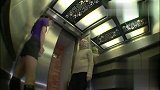国外恶搞电梯停止后打开门发现出口是墙壁，真是搞笑哦