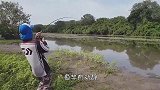 不要随便靠近未知水域，小伙偏不信邪，结果被吓得“口吐芬芳”
