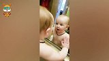 宝宝第一次照镜子，下一秒请注意小家伙的反应，看一次笑一次