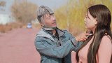 小伙打劫美女，没想美女不按套路出牌，结局搞笑了