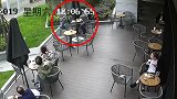 上海一男子坐商场楼下喝咖啡 幕墙玻璃突然坠落