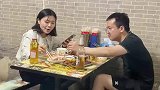 男子拍下一对情侣吃饭时各玩各的手机，全程无交流
