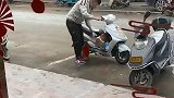 流浪狗看这个男子穿的衣服好看，强行搭便车