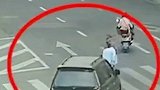 福建莆田，爷爷强行拉孙女闯红灯两人被撞。