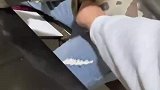 还特地给烟上了把锁