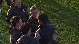 热身赛后李霄鹏与队员握手 上前与永昌主教练问候