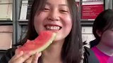 高温天，实力宠学生！高校给留校考研学生送西瓜解暑