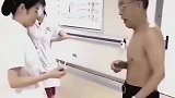 老人追着护士要被没收的烟