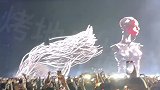 演唱会上很赛博朋克的一幕出现了！人脸侧过来一瞬间又被吓到！