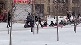 爸爸们拉着一堆小孩儿滑雪，几百个月的小孩可以玩吗