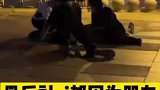 女生初学滑板摔倒在地，朋友们滑跪翻跟斗前来关心