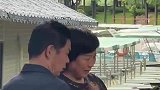 大哥与老伴合影，无故被打了一巴掌