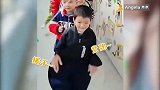 益智又健身！幼儿园萌娃躲障碍挑战 网友：锻炼反应能力有创意
