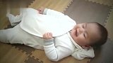 没有大人陪他玩，小家伙只好一个人自娱自乐