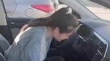 兄弟女朋友来接我们下班，他竟把副驾驶让给我上车后我才反应过来