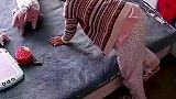 暖心月嫂，为了照看宝宝坐在地上吃饭