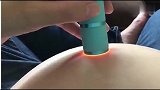 手电照了孕妇的肚皮，子宫里的胎儿活跃了起来！