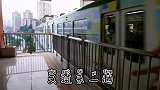 李子坝站轨道临江靠山，列车穿楼而过，这是绝无仅有的震撼风景