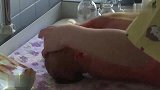 护士阿姨给新生婴儿做护理，宝宝好乖的配合着护士