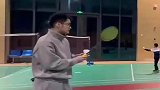 萌娃跟爸爸打羽毛球，有模有样