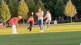 鸡飞蛋打？小伙子打球这么准谁能扛得住