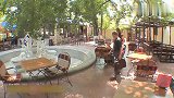 餐厅用遥控餐车碰瓷客人，客人当场摔碗表达不满，真是生气了