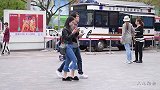 春天穿搭牛仔裤，要选择宽松还是紧身款式，你想展示身材么？