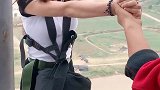 漂亮小姐姐微笑蹦极，看上去满满的享受，却被她的叫声整心疼了！