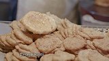 舒淇跟谢霆锋一起逛夜市，没想到他吃个不停，舒淇都看懵了！
